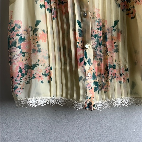 Exquisite Floral Top - Picture 3 of 4